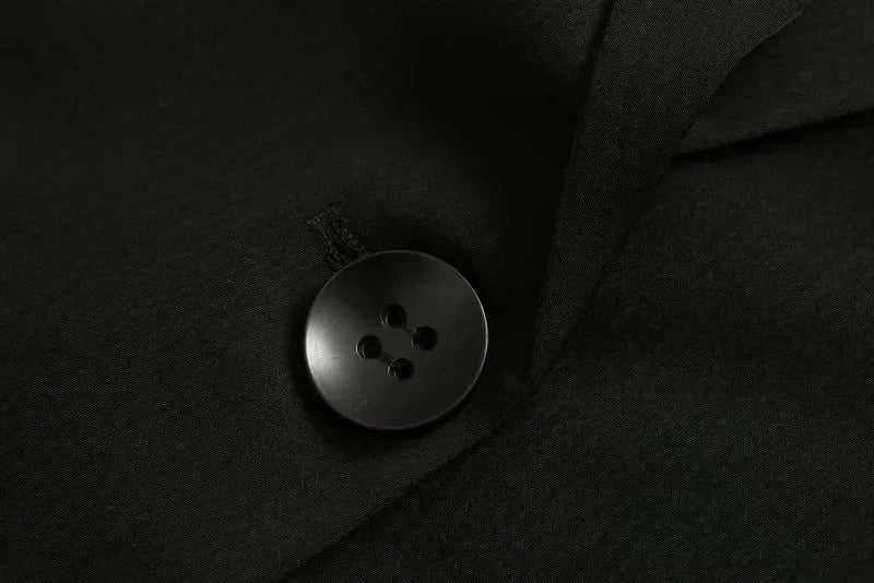 Lässiger, mittellanger Trenchcoat für Damen im Frühlings- und Stadtstil, locker geschnitten bis übers Knie.