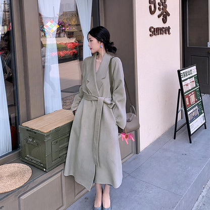 A minimalist mid-length woolen coat