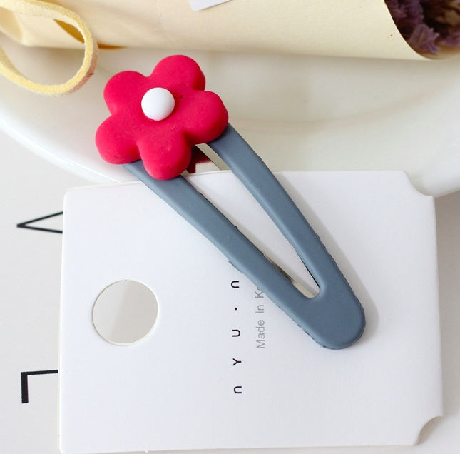 Contrast resin flower pin