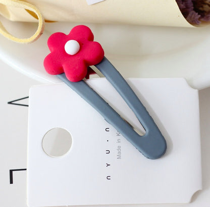 Contrast resin flower pin