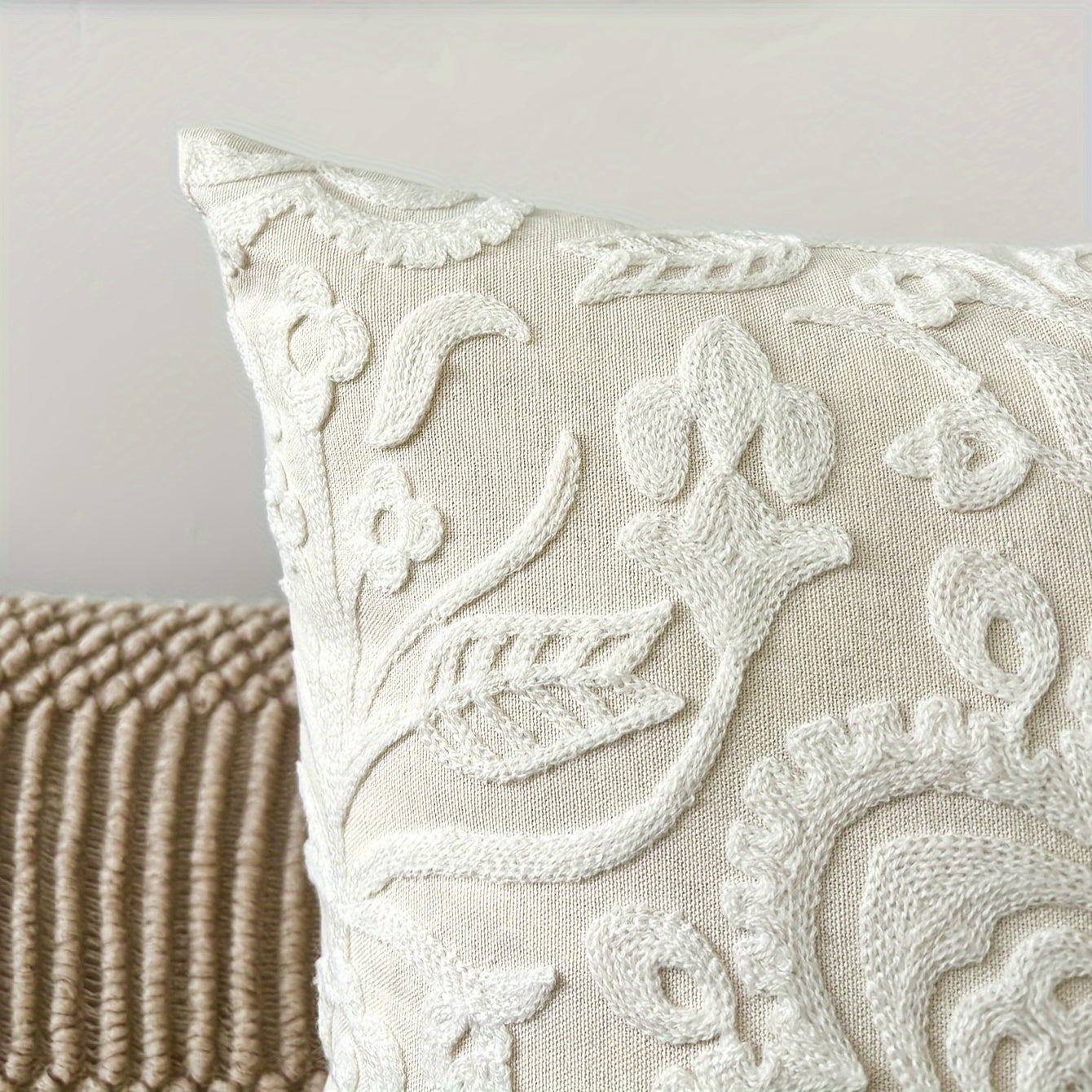 Elegant Floral Mandala Cushion Cover - Contemporary Woven Design with Zipper, Perfect for Any Room, Pillow Not Included