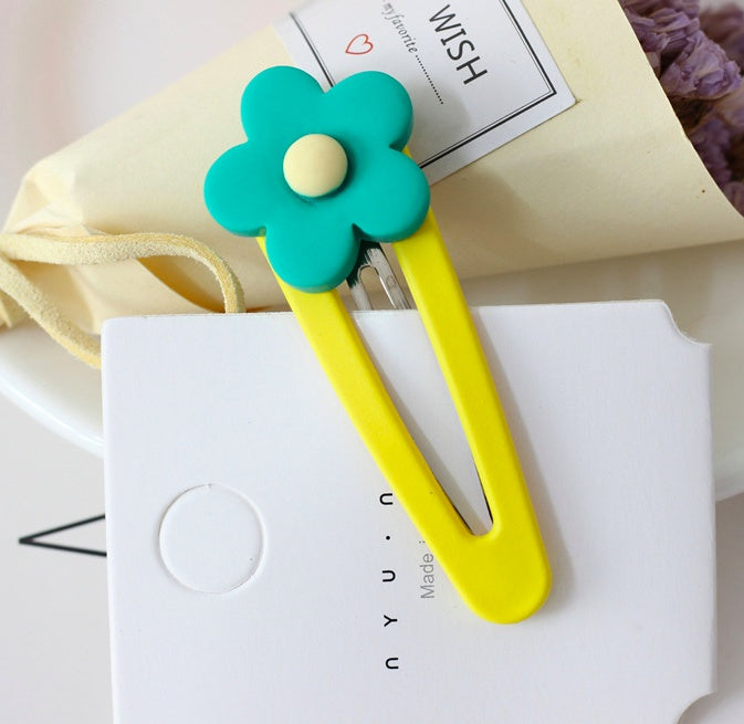 Contrast resin flower pin