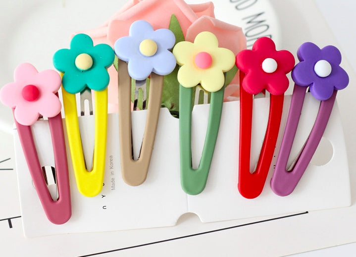 Contrast resin flower pin