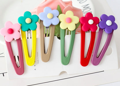 Contrast resin flower pin