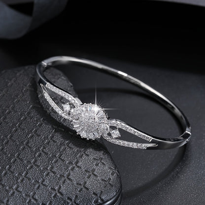 Elegant And Sophisticated Zirconia Bracelet With A Trendy And Minimalist Design, Exuding A Sense Of Luxury And Fashion.