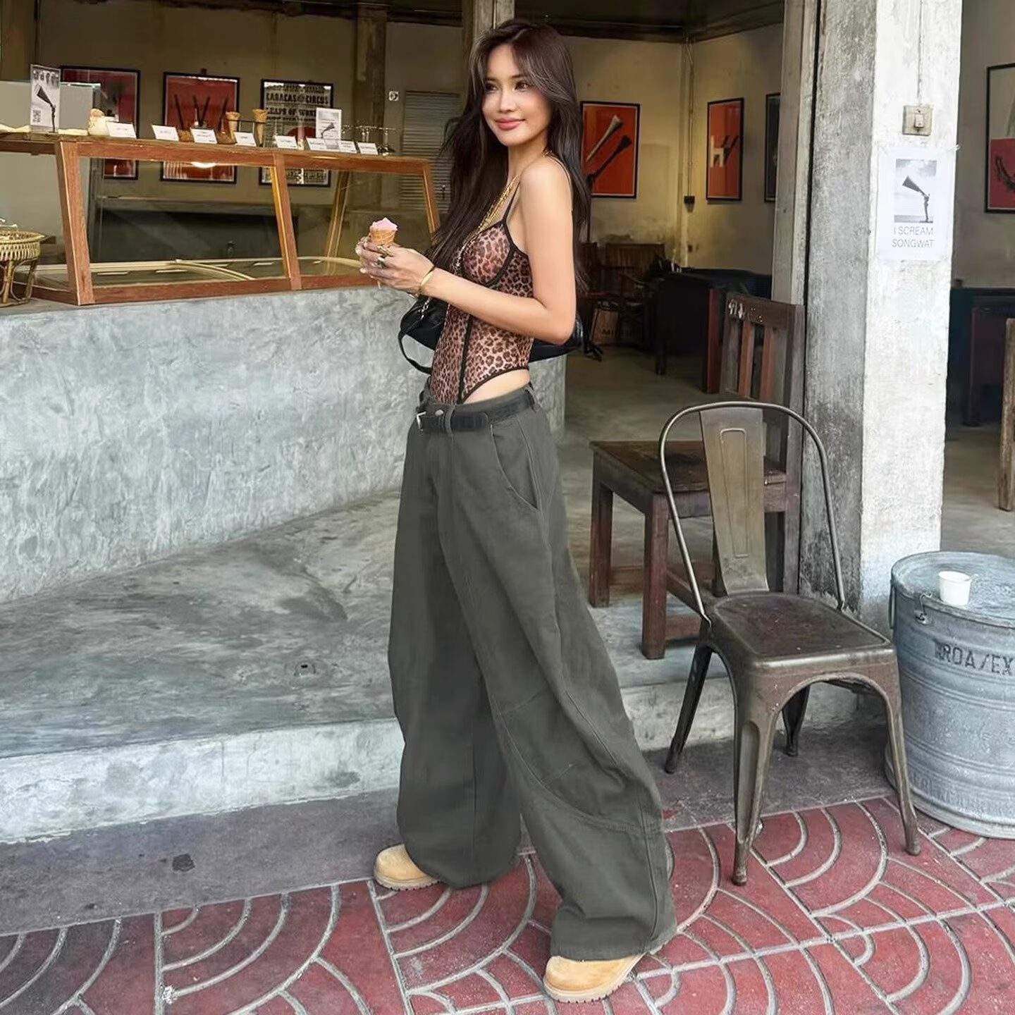 Vintage-Staubmopp in Kaffeebraun – Bodenreinigungsgerät im amerikanischen Retro-Stil