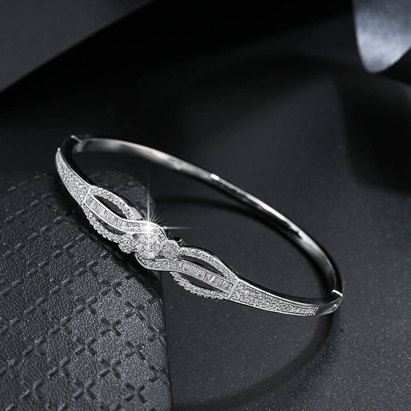 Women's Elegant Golden-Tone Bracelet - Interlocking Loop Design with Sparkling Accent Stones, Everyday & Party Jewelry for Formal Casual Outfits - Year-Round Luxury Accessory, Synthetic Zirconia Stone Embellishments, Highend