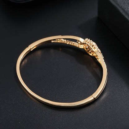 Elegant And Sophisticated Zirconia Bracelet With A Trendy And Minimalist Design, Exuding A Sense Of Luxury And Fashion.