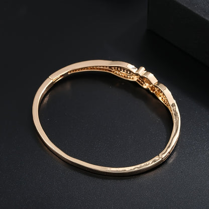 Women's Elegant Golden-Tone Bracelet - Interlocking Loop Design with Sparkling Accent Stones, Everyday & Party Jewelry for Formal Casual Outfits - Year-Round Luxury Accessory, Synthetic Zirconia Stone Embellishments, Highend