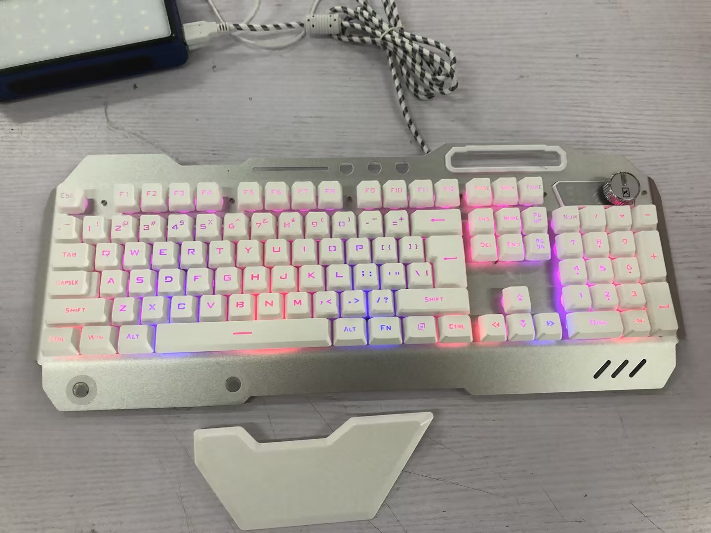 Ergonomische kabelgebundene Gaming-Tastatur mit RGB-Hintergrundbeleuchtung und Handyhalterung