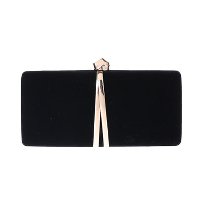Ou Meimei holding a hard box small square bag dinner bag