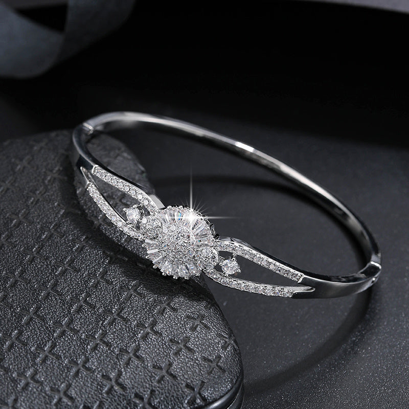 Elegant And Sophisticated Zirconia Bracelet With A Trendy And Minimalist Design, Exuding A Sense Of Luxury And Fashion.