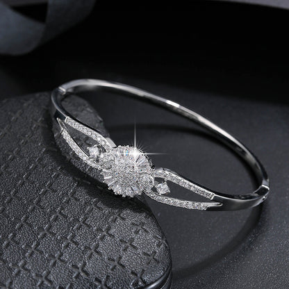 Elegant And Sophisticated Zirconia Bracelet With A Trendy And Minimalist Design, Exuding A Sense Of Luxury And Fashion.