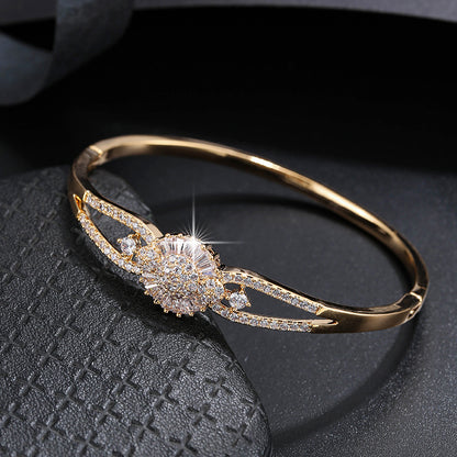 Elegant And Sophisticated Zirconia Bracelet With A Trendy And Minimalist Design, Exuding A Sense Of Luxury And Fashion.