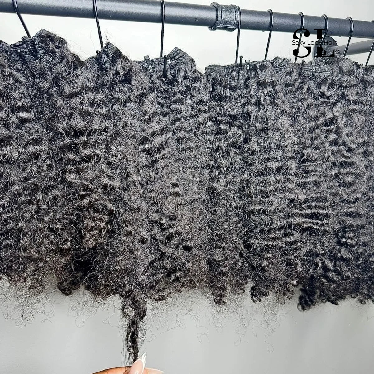 Hochwertige Remy-Haarverlängerungen aus unbehandeltem, kambodschanisch-burmesischem Echthaar mit intakter Schuppenschicht – natürlich gewelltes, unbehandeltes Echthaar