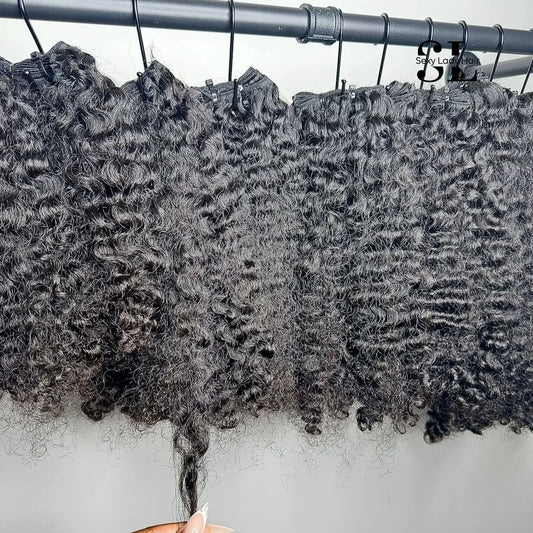 Hochwertige Remy-Haarverlängerungen aus unbehandeltem, kambodschanisch-burmesischem Echthaar mit intakter Schuppenschicht – natürlich gewelltes, unbehandeltes Echthaar