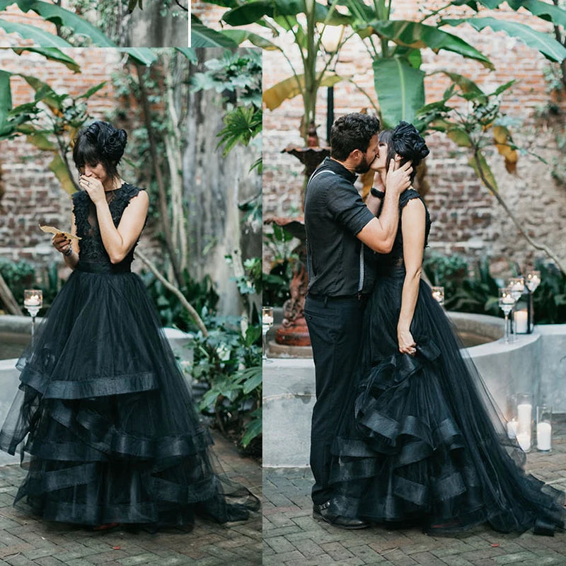 8316# Elegant Sleeveless Black Sweep Train Tulle Wedding Dress A-Line  Backless Scoop Lace Applique  Tiered Wedding Bridal Gown