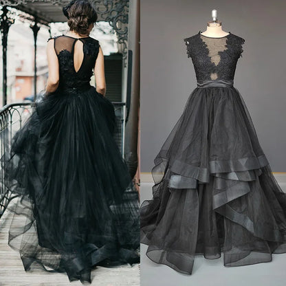 8316# Elegant Sleeveless Black Sweep Train Tulle Wedding Dress A-Line  Backless Scoop Lace Applique  Tiered Wedding Bridal Gown