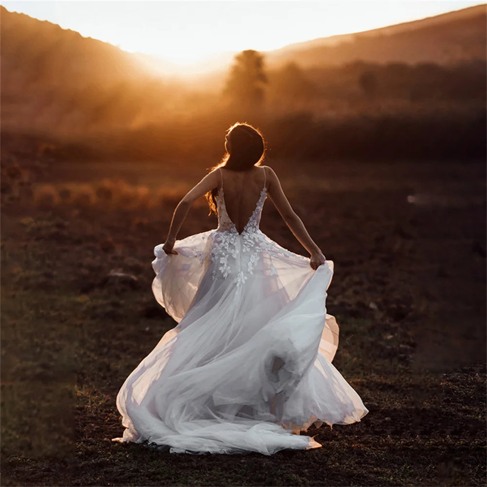 13439# Spaghetti Straps V Neck Sleeveless Vestido De Novia Bohemian Lace Outdoor Sweep Train Wedding Dress Bride Gown