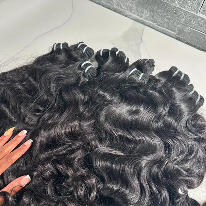 Hochwertige Remy-Haarverlängerungen aus unbehandeltem, kambodschanisch-burmesischem Echthaar mit intakter Schuppenschicht – natürlich gewelltes, unbehandeltes Echthaar