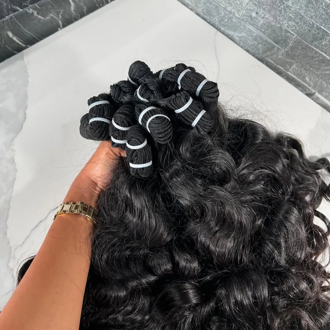 Hochwertige Remy-Haarverlängerungen aus unbehandeltem, kambodschanisch-burmesischem Echthaar mit intakter Schuppenschicht – natürlich gewelltes, unbehandeltes Echthaar