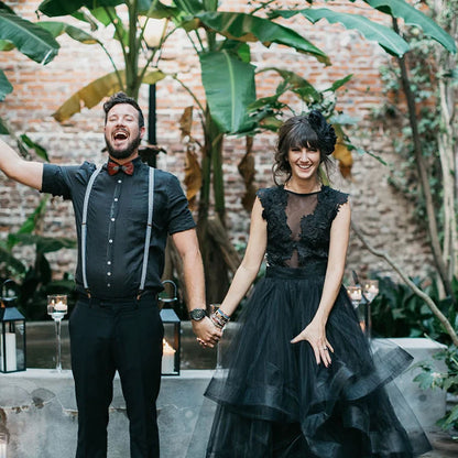 8316# Elegant Sleeveless Black Sweep Train Tulle Wedding Dress A-Line  Backless Scoop Lace Applique  Tiered Wedding Bridal Gown