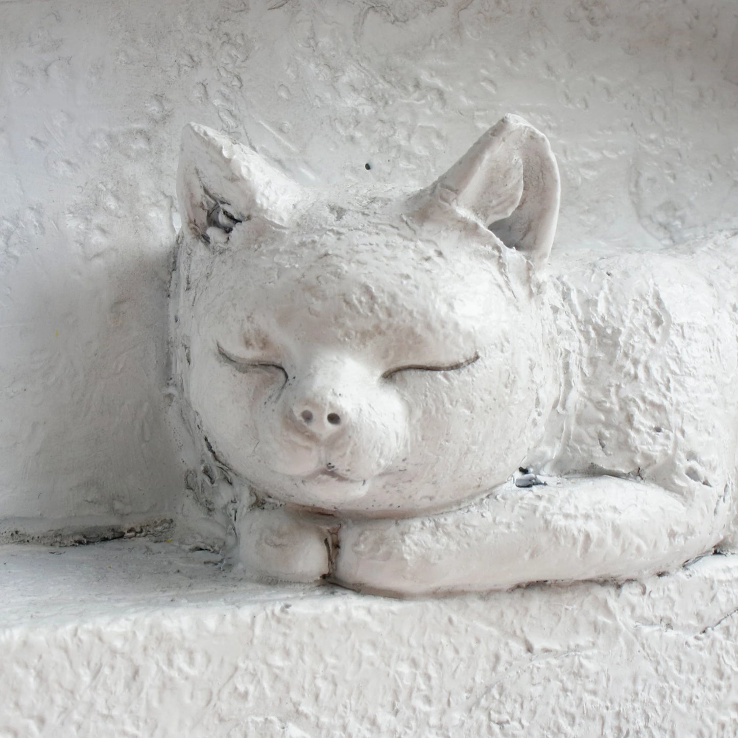 Pet Cat-Themed White Resin Tombstone Hand-painted Memorial Art Statue for Outdoor Garden & Pet