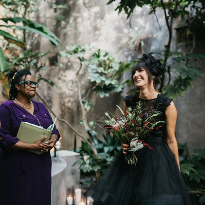 8316# Elegant Sleeveless Black Sweep Train Tulle Wedding Dress A-Line  Backless Scoop Lace Applique  Tiered Wedding Bridal Gown