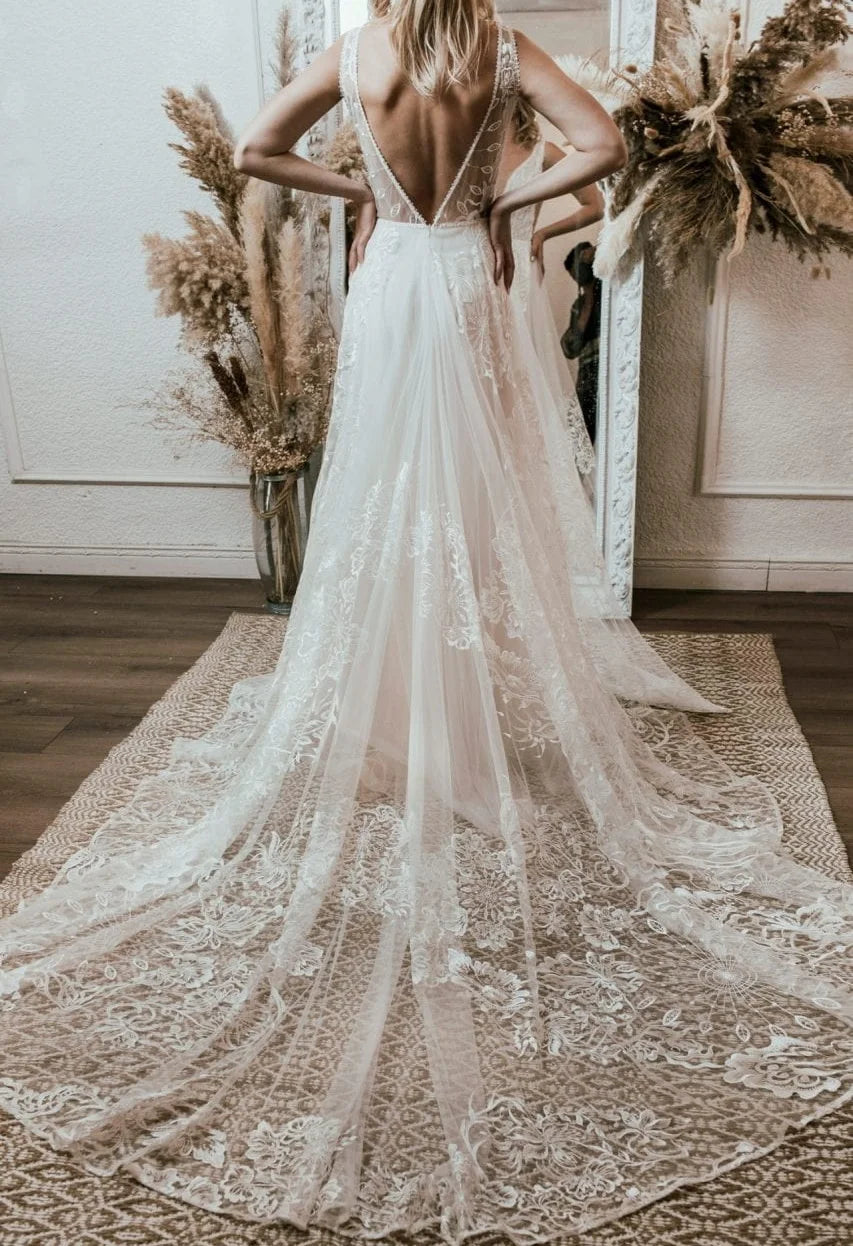 11774#Elegant Bohemian Open Back Sweep Train Sleeveless Beach Lace Deep V-Neck Sexy Wedding Dress Wedding Bridal Gown