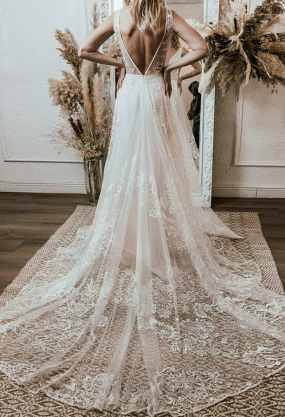11774#Elegant Bohemian Open Back Sweep Train Sleeveless Beach Lace Deep V-Neck Sexy Wedding Dress Wedding Bridal Gown