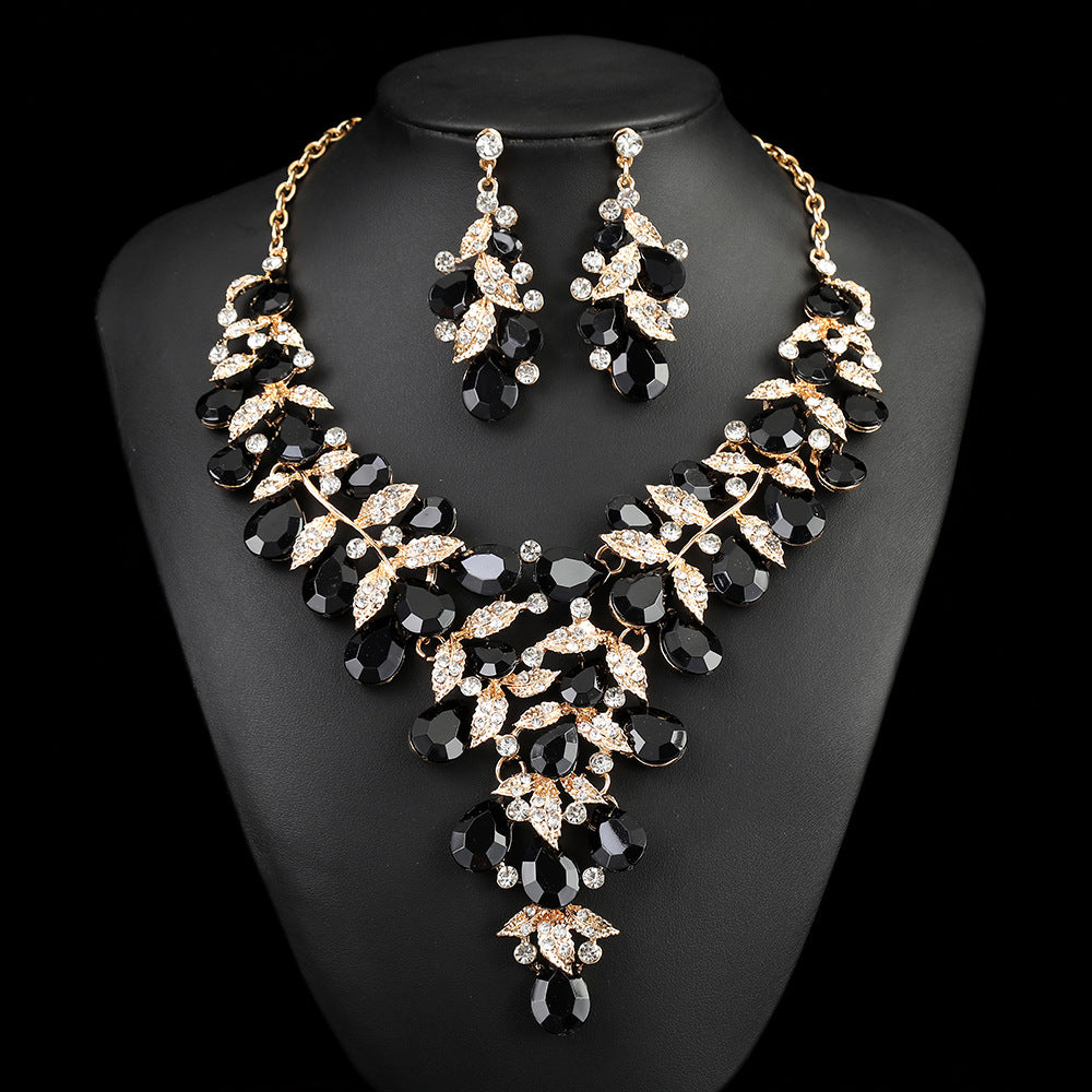 Source Factory European and American Accessories Exaggerated Retro Necklace suit Women Luxury Crystal Banquet Dress Accessories Collarbone Chain