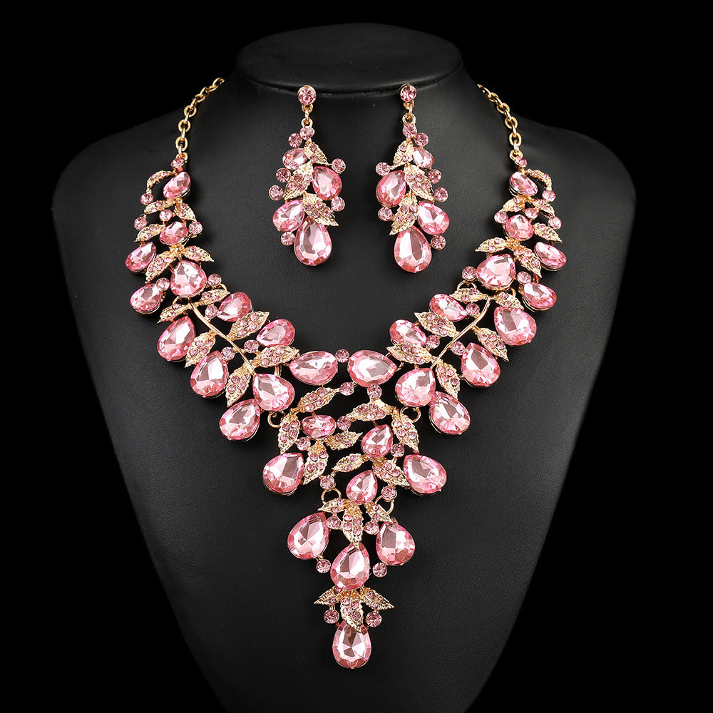 Source Factory European and American Accessories Exaggerated Retro Necklace suit Women Luxury Crystal Banquet Dress Accessories Collarbone Chain