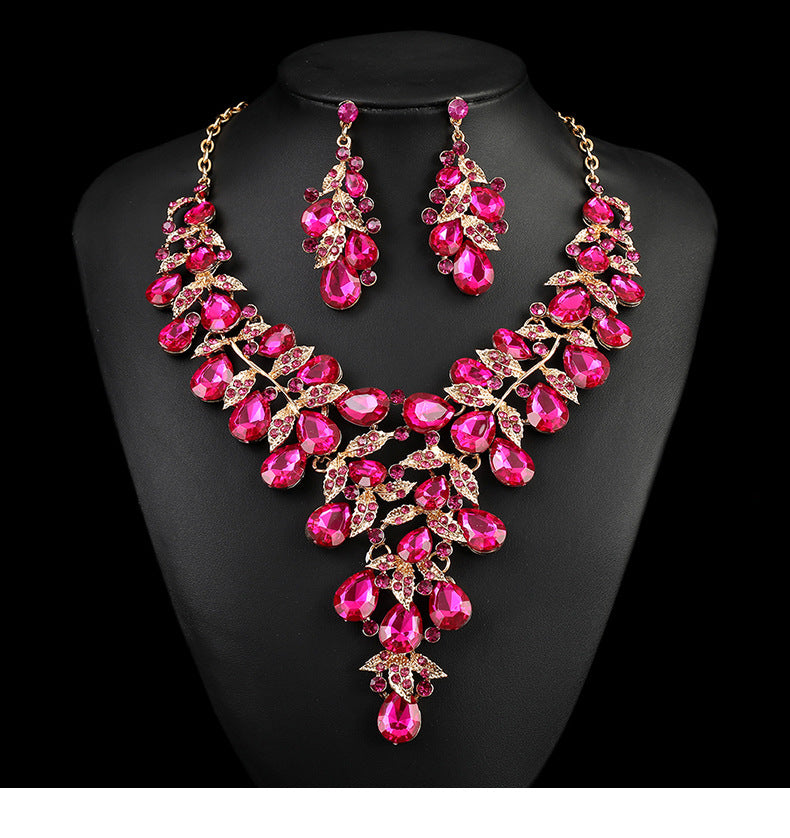 Source Factory European and American Accessories Exaggerated Retro Necklace suit Women Luxury Crystal Banquet Dress Accessories Collarbone Chain