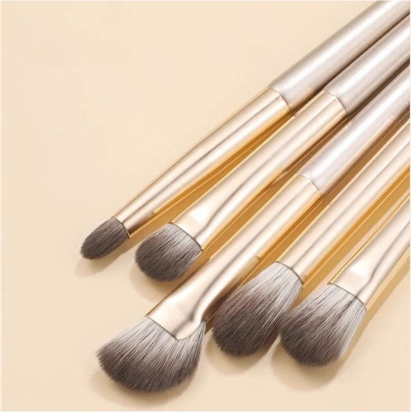 New Makeup Brush Set of 15 Gold-Plated Brushes, Complete Set of Soft-Bristled Eye Shadow Brushes, Ready for Makeup Application