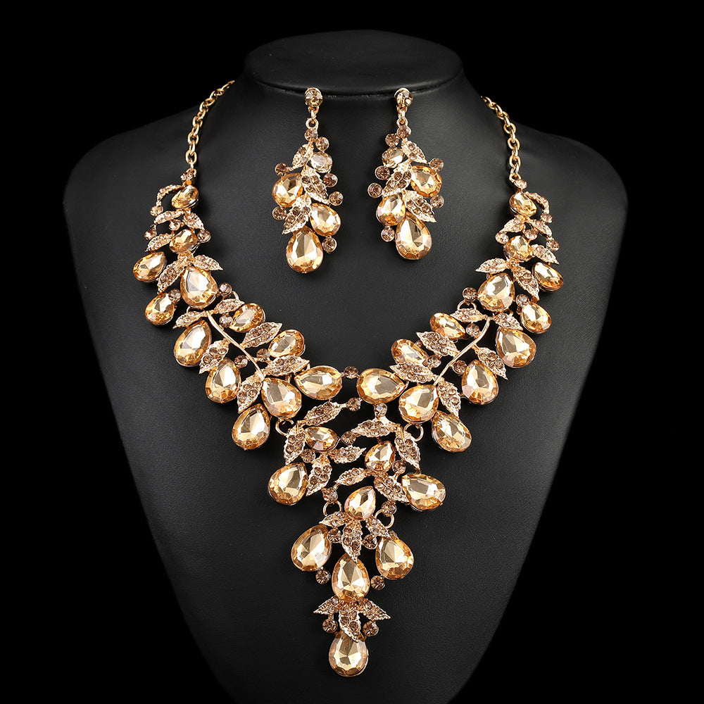 Source Factory European and American Accessories Exaggerated Retro Necklace suit Women Luxury Crystal Banquet Dress Accessories Collarbone Chain