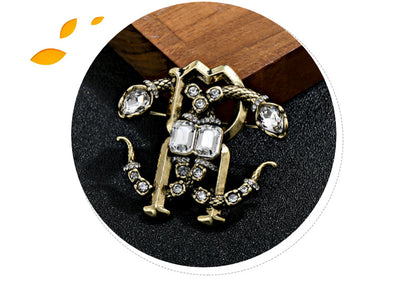 Niche Antique Double Snake Crystal Brooch for Women, Vintage Jewelry with a Light Luxury Design, Palace-Style Crystal Zodiac Double Snake Brooch