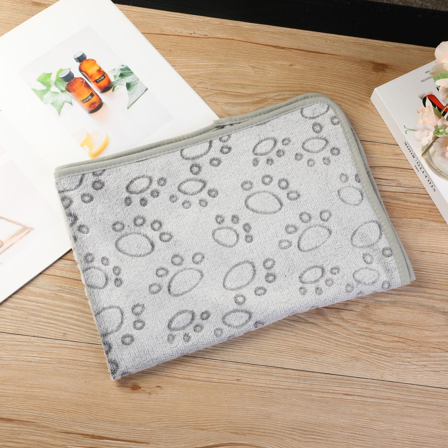 Cross-border pet blanket mat cat and dog flannel blanket autumn and winter warm blanket pet sleeping mat wholesale