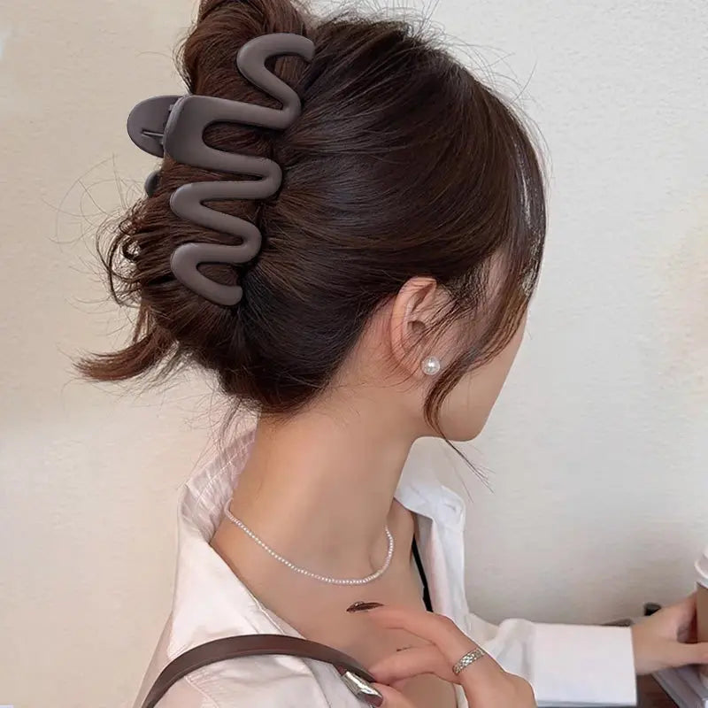 1Pc Women's Y2K Wavy High Glossy Amber Brown 4.13in Large Lightweight Plastic Hair Clip, Elegant and Minimalistic Hair Accessory