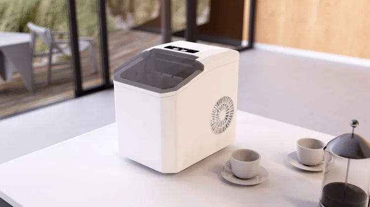 Haushaltsüblicher, einfacher Eiswürfelbereiter aus Edelstahl und Kunststoff mit Ein-Knopf-Bedienung, auch für den gewerblichen Einsatz geeignet.