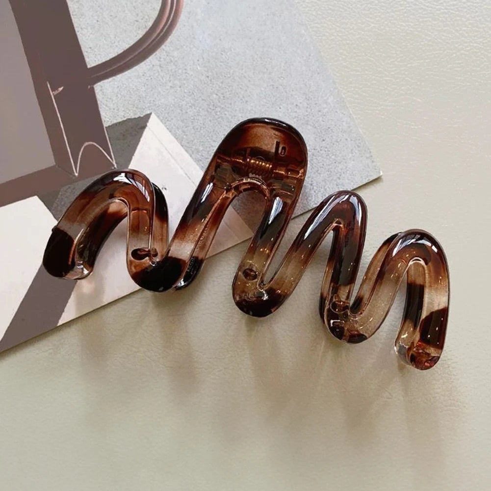 1Pc Women's Y2K Wavy High Glossy Amber Brown 4.13in Large Lightweight Plastic Hair Clip, Elegant and Minimalistic Hair Accessory