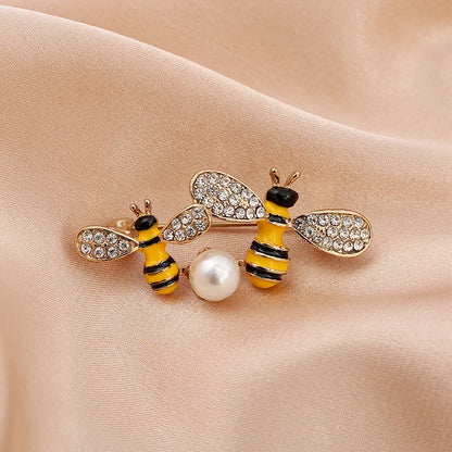 Vintage Classic Women Luxury Bee Crystal Brooch Jewelry Big Rhinesotne Metal Insect Badges For Lady Suit Coat Brooches Pins Gift