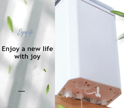 Haushaltsüblicher, einfacher Eiswürfelbereiter aus Edelstahl und Kunststoff mit Ein-Knopf-Bedienung, auch für den gewerblichen Einsatz geeignet.