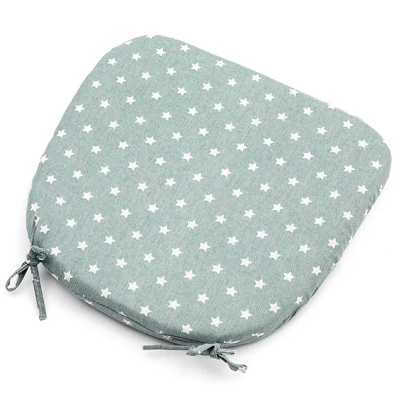 Atmungsaktives Sommerkissen mit Vier-Nagel-Anti-Rutsch-Befestigung, ideal für Klassenzimmer und Wohnzimmer, sowie für die skandinavische Jahreszeit.