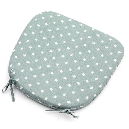 Atmungsaktives Sommerkissen mit Vier-Nagel-Anti-Rutsch-Befestigung, ideal für Klassenzimmer und Wohnzimmer, sowie für die skandinavische Jahreszeit.