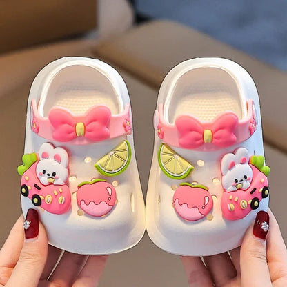 Sommerliche Kinder-Gartenclogs, Strandsandalen für Jungen und Mädchen, leicht, atmungsaktiv, niedliche Cartoon-Babypantoffeln