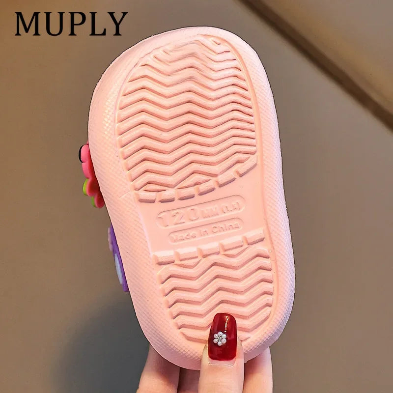 Sommerliche Kinder-Gartenclogs, Strandsandalen für Jungen und Mädchen, leicht, atmungsaktiv, niedliche Cartoon-Babypantoffeln