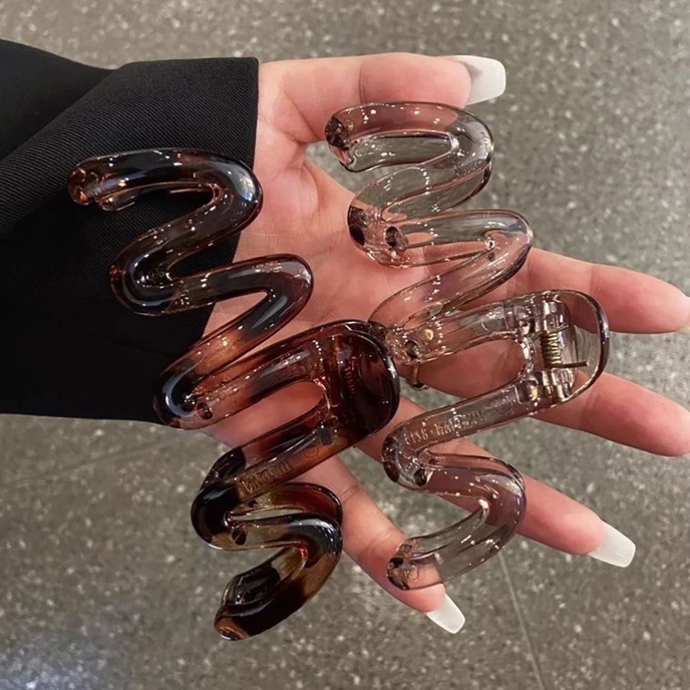 1Pc Women's Y2K Wavy High Glossy Amber Brown 4.13in Large Lightweight Plastic Hair Clip, Elegant and Minimalistic Hair Accessory