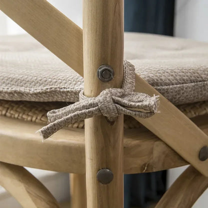 Atmungsaktives Sommerkissen mit Vier-Nagel-Anti-Rutsch-Befestigung, ideal für Klassenzimmer und Wohnzimmer, sowie für die skandinavische Jahreszeit.