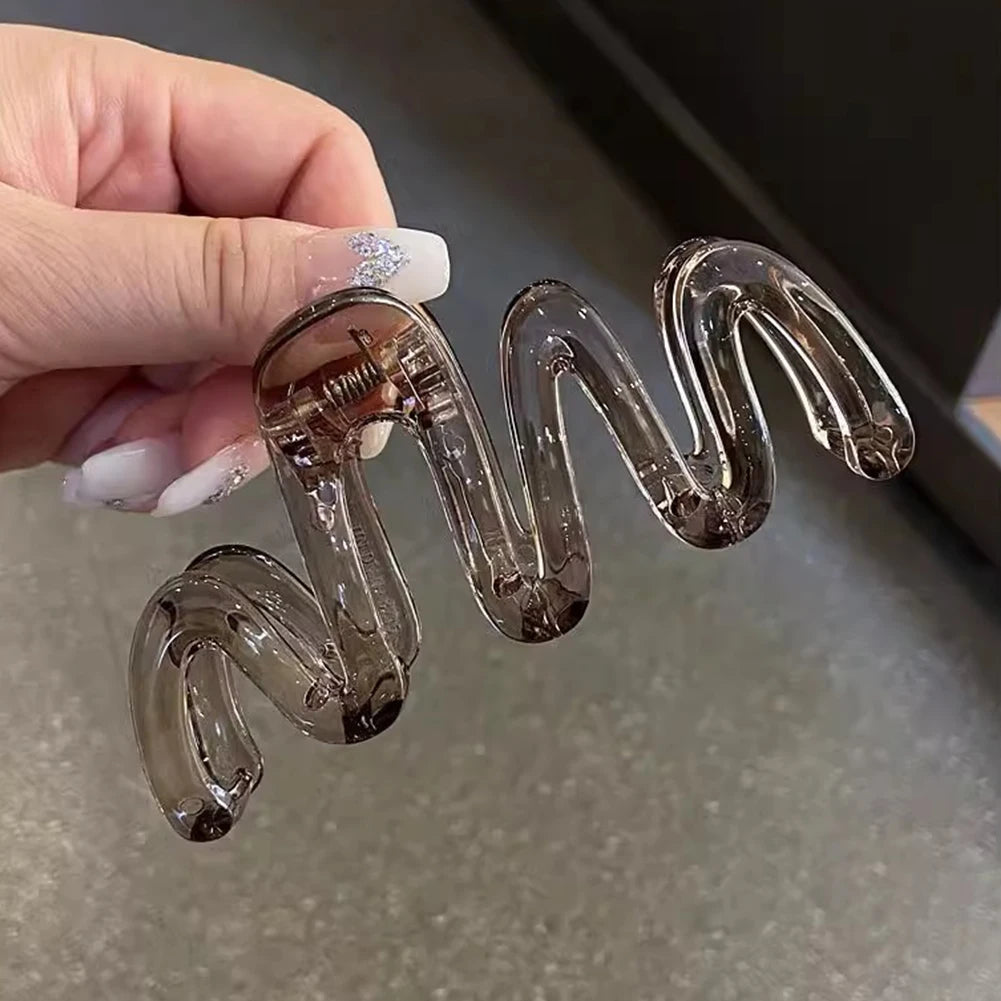 1Pc Women's Y2K Wavy High Glossy Amber Brown 4.13in Large Lightweight Plastic Hair Clip, Elegant and Minimalistic Hair Accessory