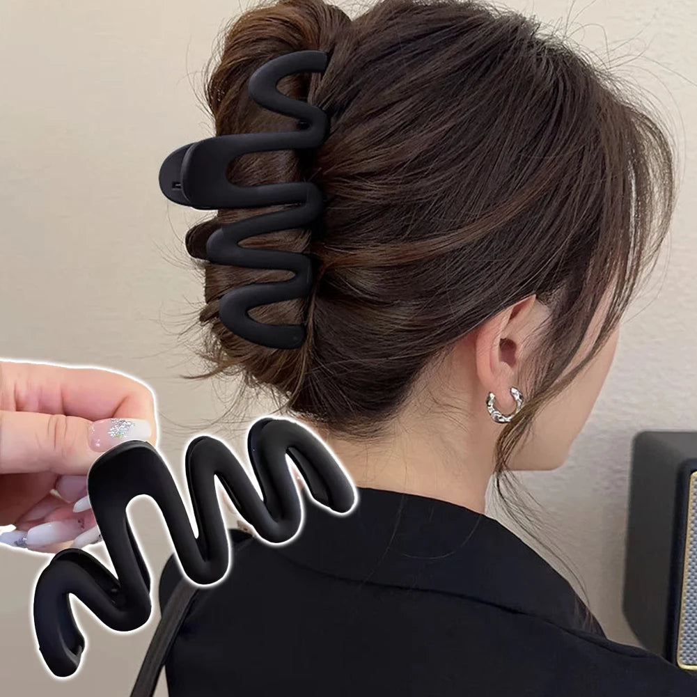 1Pc Women's Y2K Wavy High Glossy Amber Brown 4.13in Large Lightweight Plastic Hair Clip, Elegant and Minimalistic Hair Accessory